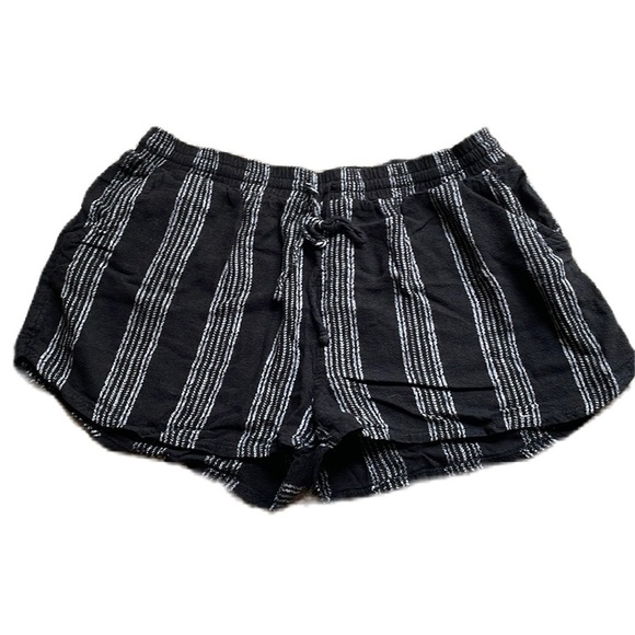 Universal Thread M black and white stripe casual short with pockets - Picture 1 of 11